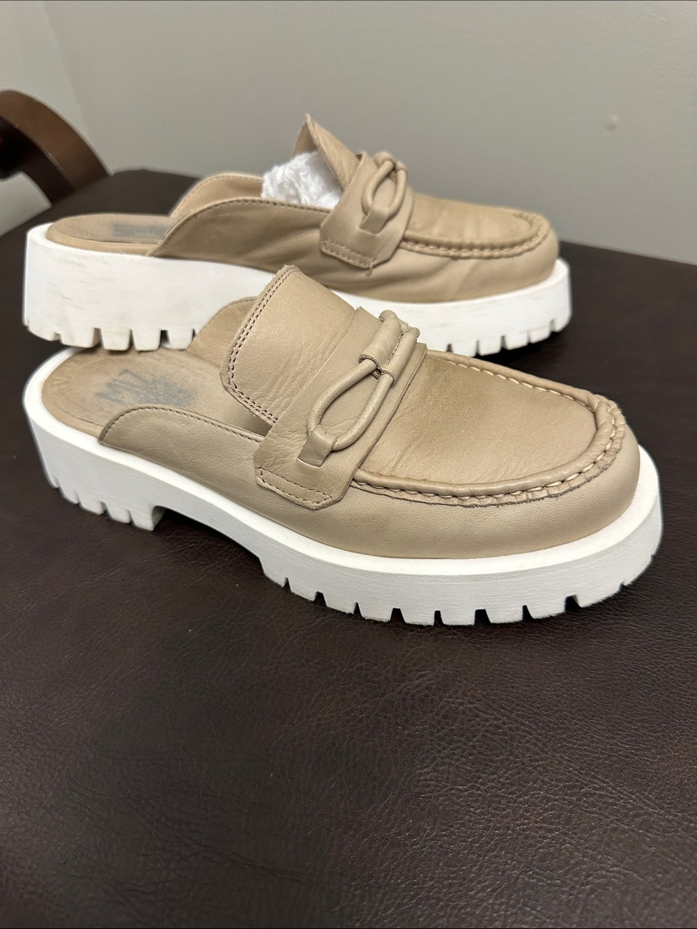 Sz 38⭐️Like New Miz Mooz Vann Cream Leather Chunky Mules. Fits Larger. See Pics - Picture 2 of 12